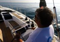 skiper kolo timuna jedrilica Hanse 505 kokpit tik tikovina sunce morsko plavetnilo